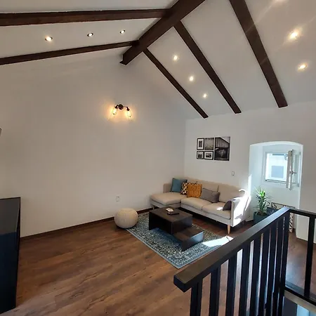 House - Lola * Belej